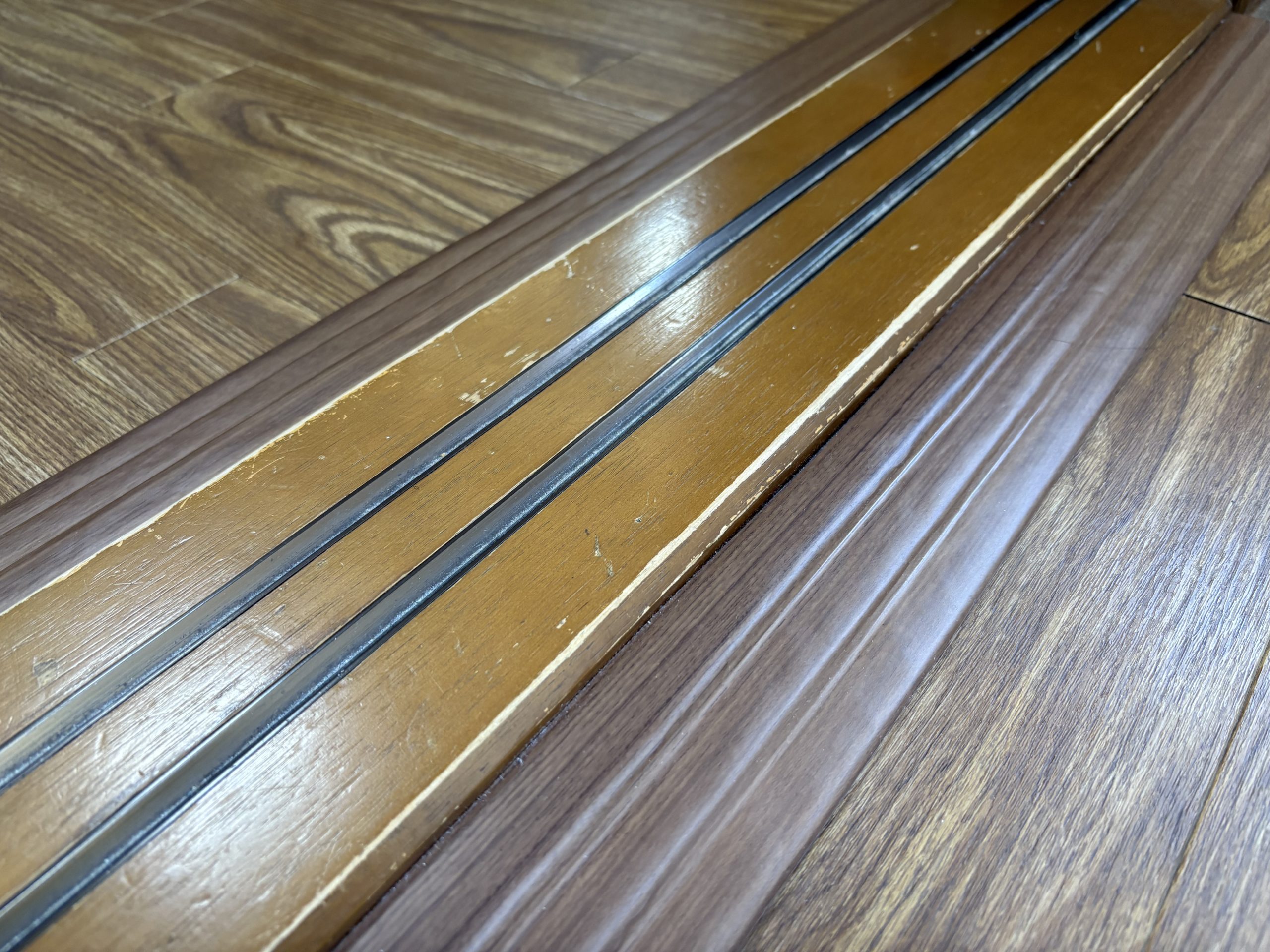 壁紙を貼ったスロープ